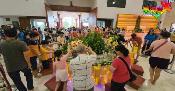 善信大清晨在彭亨佛教会万佛殿，踊跃排队参与浴佛祈福礼。