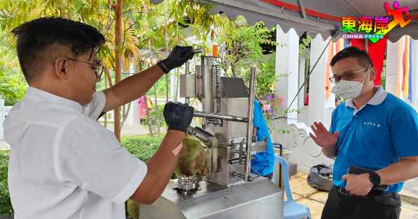 椰子义卖摊上以现剥现喝方式，吸引民众购买椰子解暑。