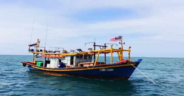 大马海事执法机构执法组巡逻艇在展开例常海域巡时，发现一艘A型本地渔船聘用寮国男子为舵手。