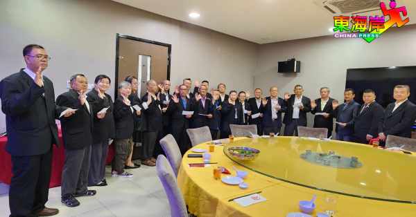 黄崇洸（右起）、沈春祥见证关丹小贩商业公会第28届理事会宣誓礼。