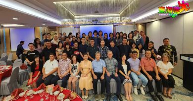 杜金诗：积极通过各管道      宣扬教师教育精神