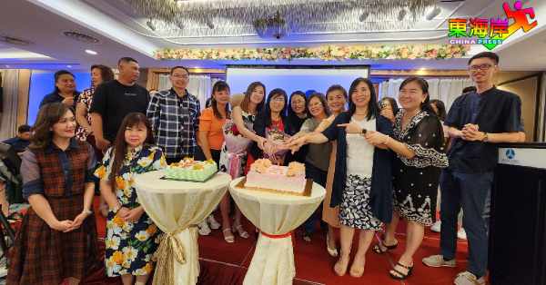 关丹中菁二校全体老师及嘉宾共切欢庆教师节蛋糕。