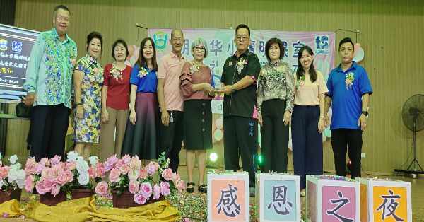 李育忠（右4）代表筹委会赠送纪念品开幕人杨菊仙，与嘉宾及董家协代表合摄。
