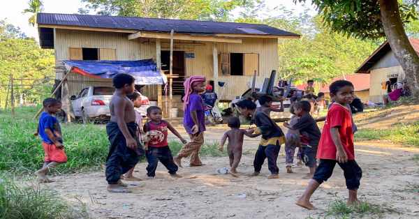 峇迪部落孩童在家长的关注下，只允许在自家门前嬉戏。