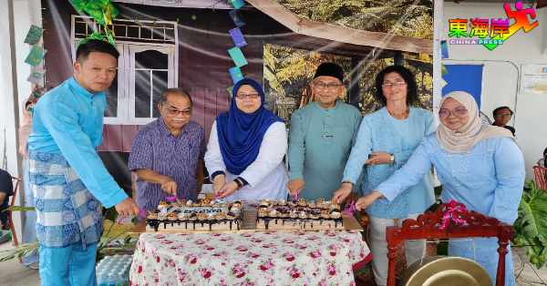 陈俊广（左起）、弗西、傅芝雅、祖来迪、拿汀陈慧莲及法拉喜达共切开斋节蛋糕。