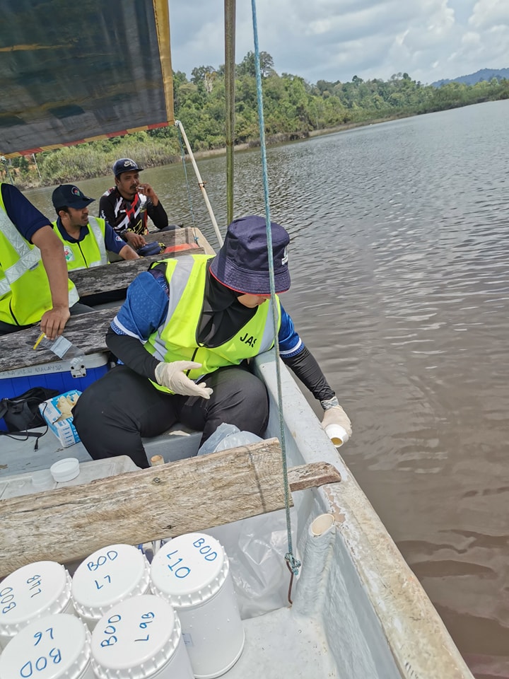 环境局官员乘船到珍尼湖泊中央，进行水质样本采集工作。