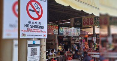 业者怕被取缔·劝告食客守法    “抽烟  请到室外”