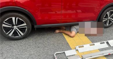 过马路突停路中央 男子被撞 抛跌车底 重伤