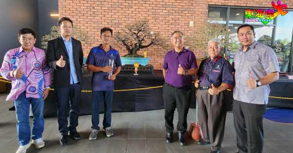 钟协隆（左3）荣获马来西亚盆景雅石协会拿督贝健康奖后，于树前与嘉宾合影。左起贝健康、陈俊广、吴俊清、龙兆宏及法里占。