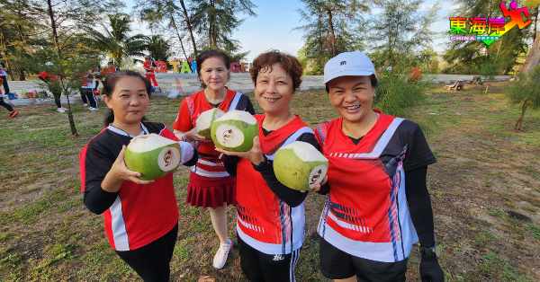 蔡丽娥（右）与晨运伙伴们开心索取免费椰子， 希望日后会有更多类似好康活动。