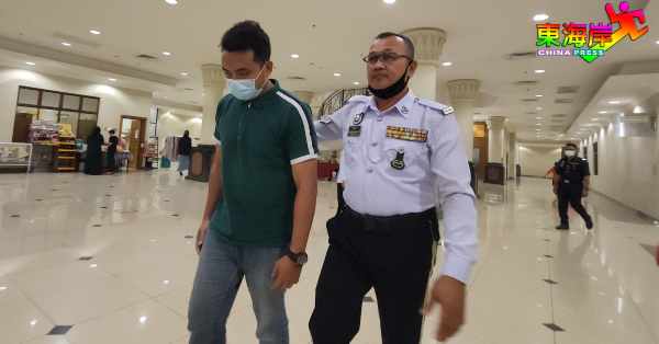 慕哈末诺阿兹万（左）否认危险驾驶导致他人死亡罪名后，由交警带离法庭。