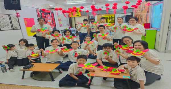 彭亨关丹圣贤教育中心举办庆祝父亲节及端午节活动，场面热闹。