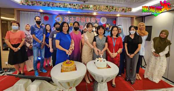 庄惠玲（前排左4）率同老师们共切庆祝教师节喜糕。