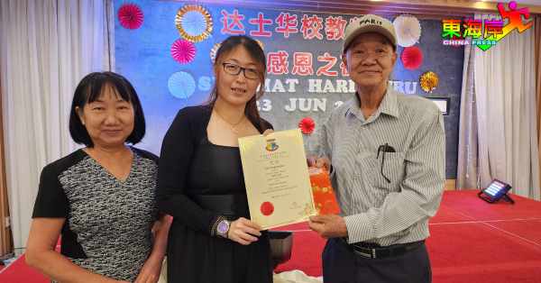 朱源安（右）颁发教师卓越服务奖予刘颖伶老师，由庄惠玲陪同。