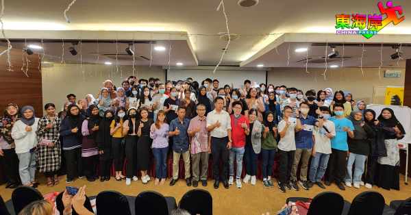 赛夫（前排11起）、祖来迪及陈俊广与士满慕区130名大马教育文凭各族优秀生。