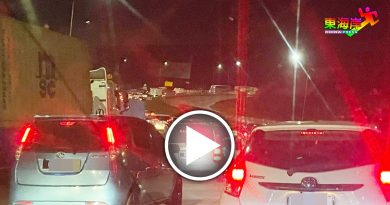 晚间封2车道修路  加叻大道堵塞