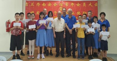 吕辉鹏：虚心向学考佳绩 颁奖励金激励学子