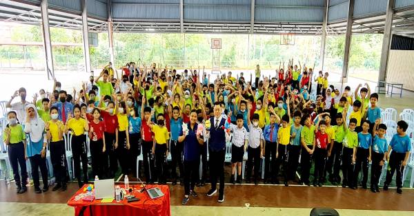 逾250名关丹中菁二校四至六年级学生踊跃参与“希望起飞，飞童凡响”激励营。