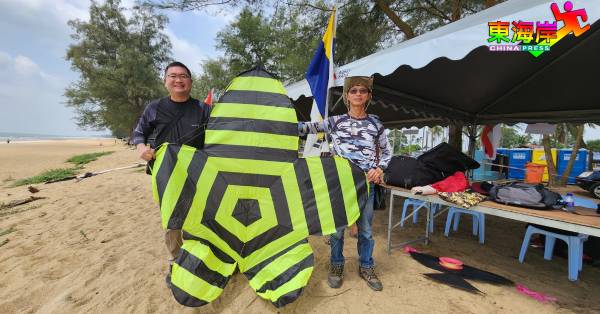 祝兴德（左）及邱添民展示将在空上绽放的自制“花儿”风筝。