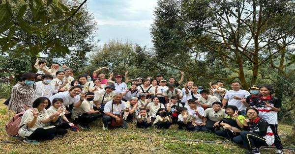 学生及家长们在联增加叻大自然旅程中，开心合影。