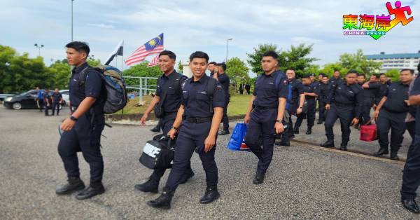 被委派参与登州选举的警员们携带行李，整装待发。