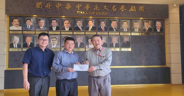 蔡若峰（右）争取彭州政府制度化拨款书面建议予沈春祥，左为行政主任郑富星。