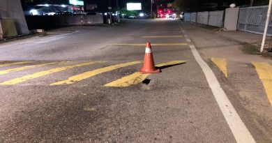 培才华校校门前路拱      出现大洞