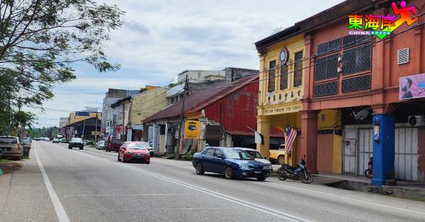 甘孟大街是主要的经济活动区域，各性质商店林立。