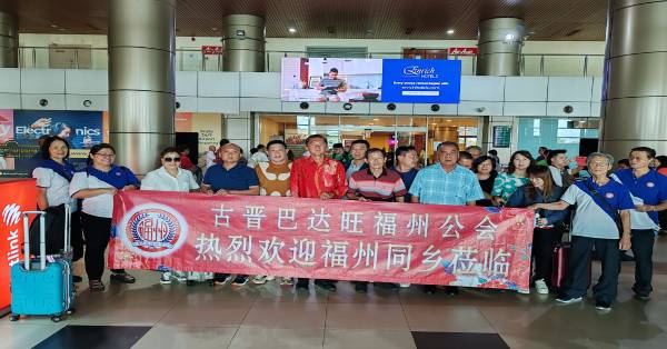 彭亨福州十邑会馆众人抵达古晋机场时，获得古晋巴达旺福州公会代表的热烈欢迎。