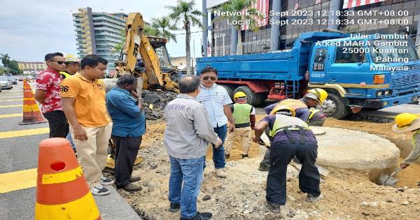 关丹甘布路的排污井路面已被重新填铺沥青，恢复平坦路面。