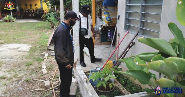 卫生局官员对住家旁易积水的小花圃也小心检查一番。