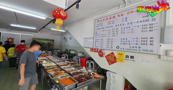 为应付不同时段上门用餐或打包经济饭的食客，经济饭业者需分批酌量烹煮白米饭。