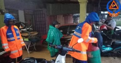 那美拉县发生闪电水灾    民防部队助居民搬离家园