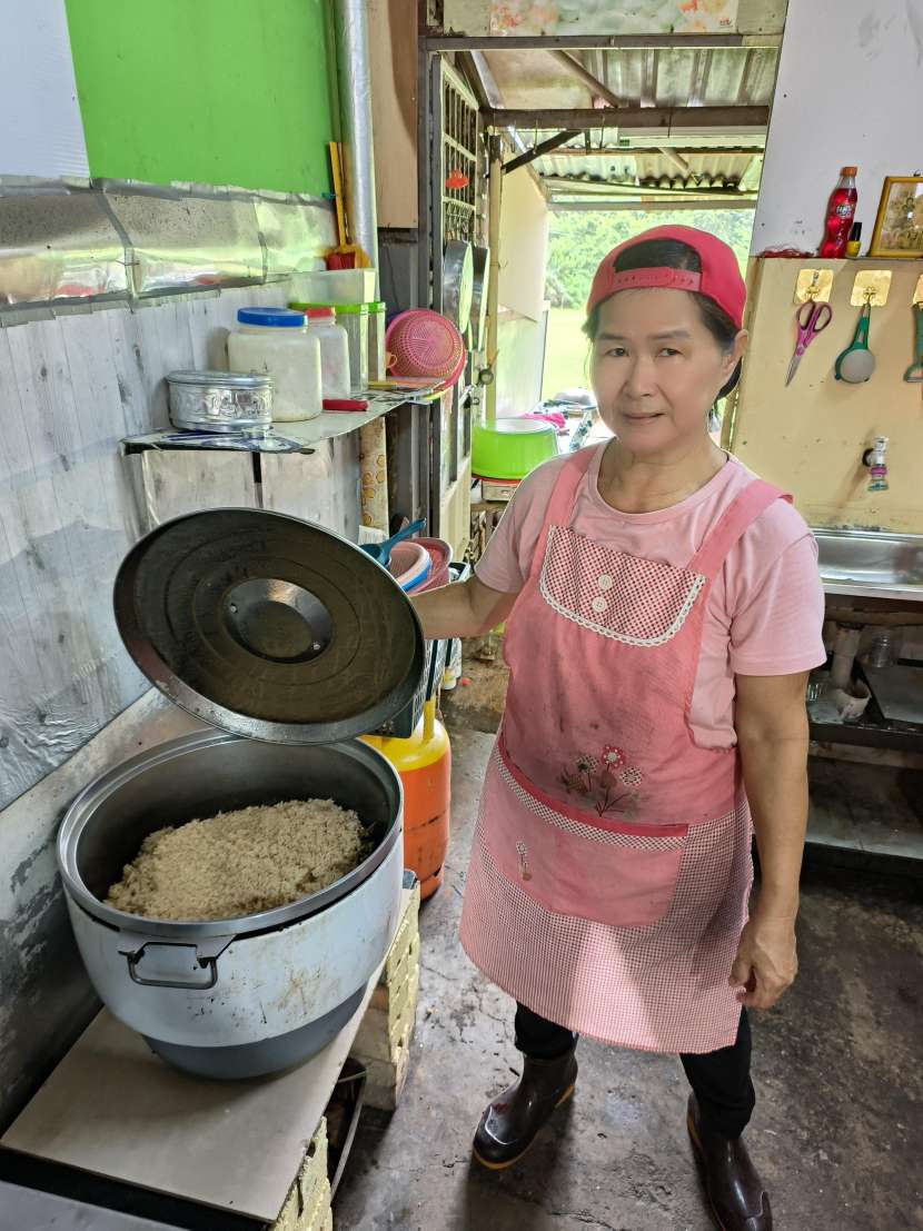 刘月莲展示她煲好的香喷喷鸡饭。