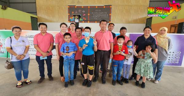 赢得取校内歌唱比赛奖项关丹双溪索培民华小特殊班学生，在董家协成员见证下领取奖杯。