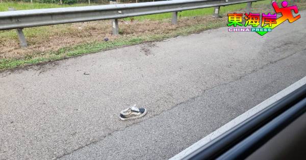 球鞋在车祸意外中被抛到路肩。