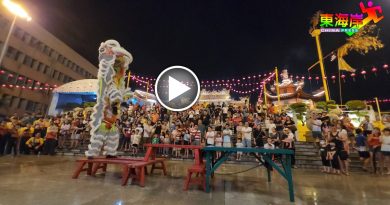 九瑞狮     贺寿九皇爷       民众撑伞围观沾喜气