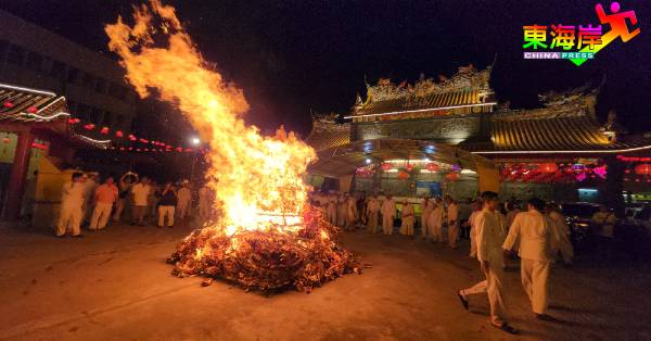 在焚烧天公座后，关丹斗母宫年度九皇大帝宝诞庆典告一段落。