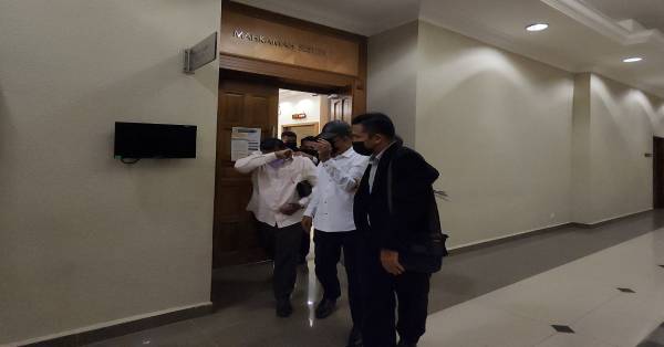莫哈末依斯迈（左2）选择改口认罪，被判罚款近9万令吉，左为同案首被告阿拉巴特阿里。（档案照）