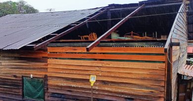 劳勿积罗再遭狂风袭击 近20间住家 屋顶锌板被吹走