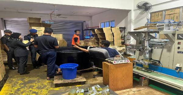 彭州贸消局执法队突检食油包装厂，揭发厂家虚报销量、改包装牟利行为。