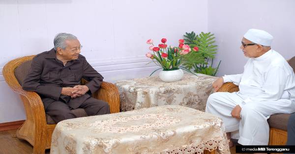 马哈迪（左）与哈迪阿旺商谈。