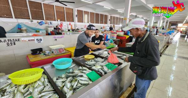 专售小品种鱼类的苏克利（左），认为目前鱼获供应稳定，价位便宜。