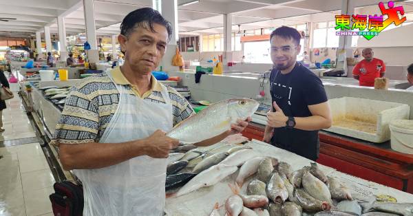莫哈末米（左）争取每日售完摊上海鱼，以减少日常囤货量。