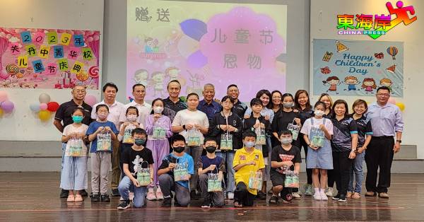 嘉宾们颁发四至六年级班代表儿童节恩物；后排左4起为刘荣俊及林锦志。