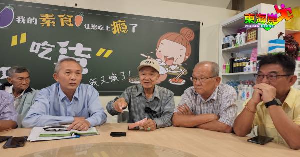 朱源安（中）要求州教育局尽快替换新上任却不谙华文的校长。