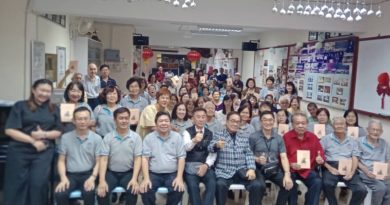 和声音乐协会首办艺人交流会             与“歌迷王子”黄清元“以歌会友”