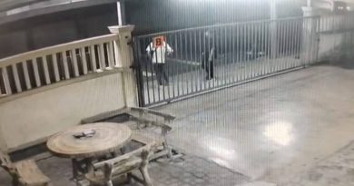 6青少年夜闯培才华小    烧书