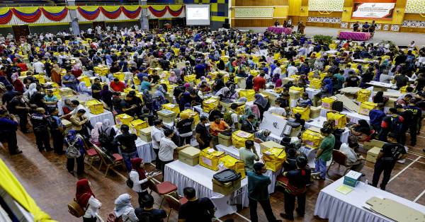 参与甘马挽国席补选投票工作的工作人员，忙于为周六（2日）投票作最后准备。