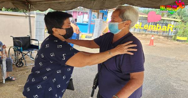 云金蓉 （左，75岁）在投票中心外，偶遇逾5年未见的老姐妹王南，两人开心地互相问好。
